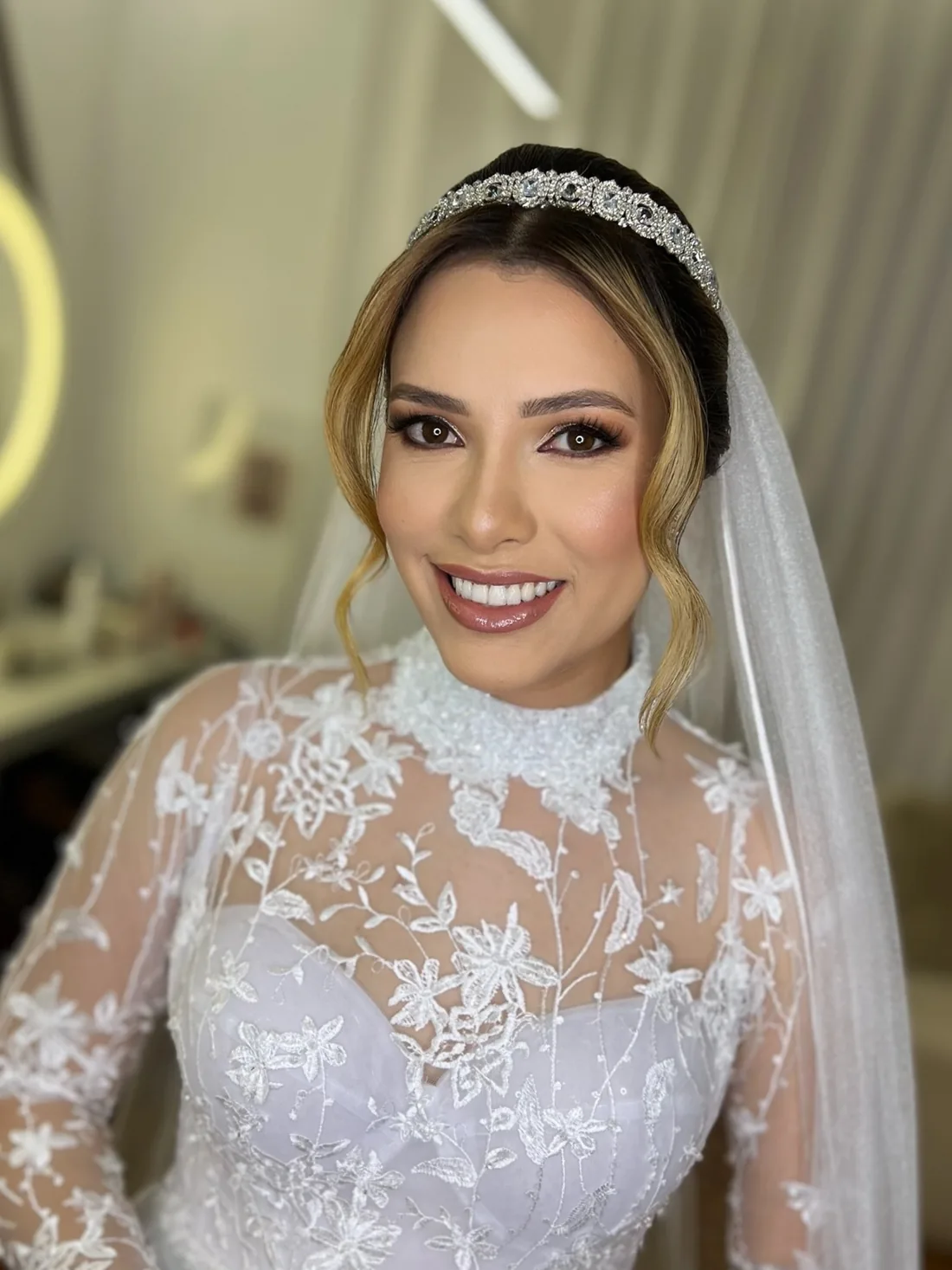 Noiva Letícia com tiara, véu e vestido de renda